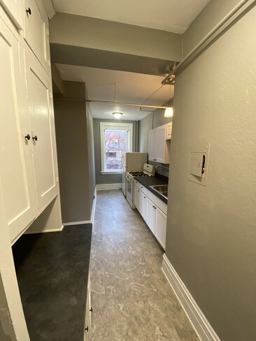 ¡Pisos, gabinetes y encimeras nuevos! - CityView Apartments