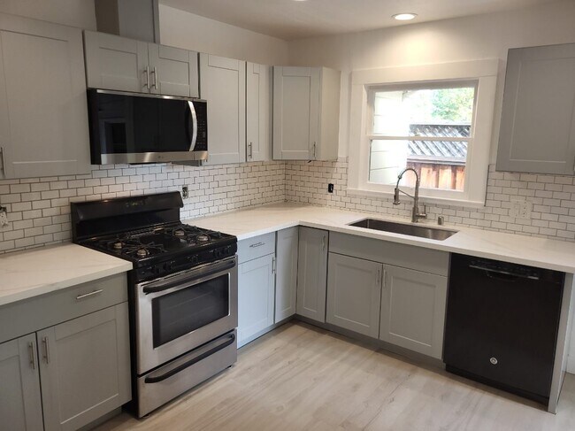 New Kitchen - 829 Hunt Ave