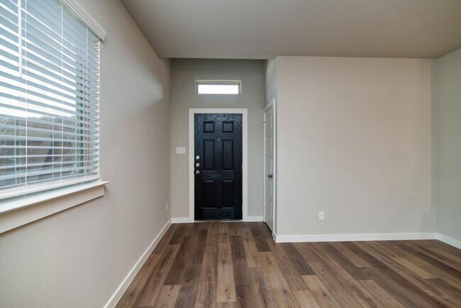 Foto del edificio - AVAILABLE NOW! GORGEOUS 3 BEDROOM DUPLEX LOCATED IN MIDLOTHIAN ISD!