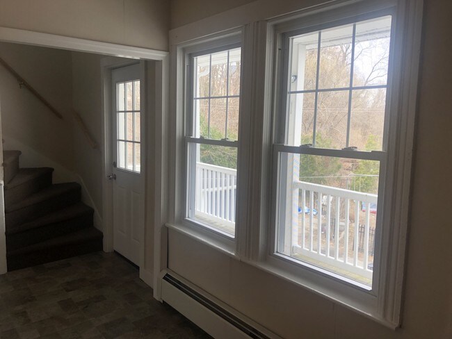 Foto del edificio - Pet Friendly Huge 4 bedroom 1.5 Bath 2 Floors