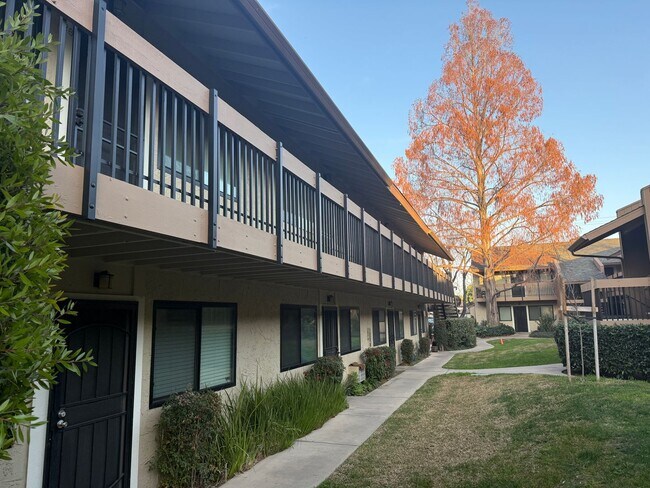 Foto del edificio - CAMPBELL - Downstairs unit in desirable location