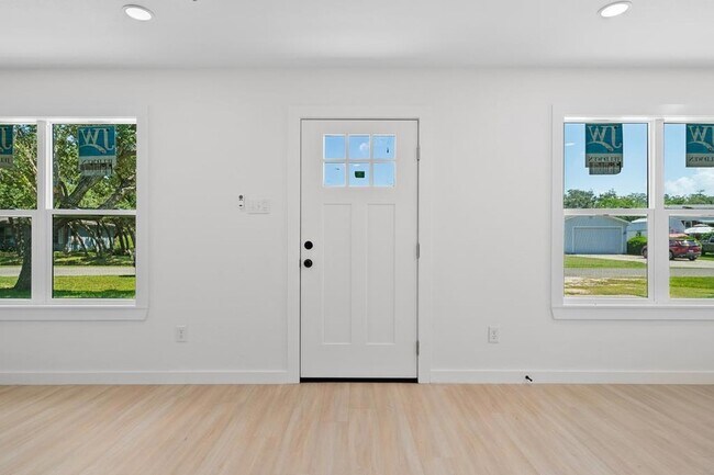 Building Photo - 213 Lazy Ln