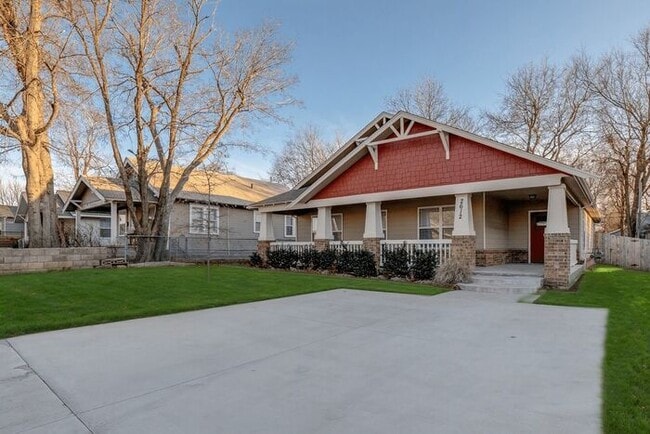 Building Photo - 3/2 Open And Bright Craftsman!