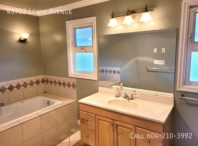 Photo du bâtiment - Updated Home on Large Lot with Workshop an...