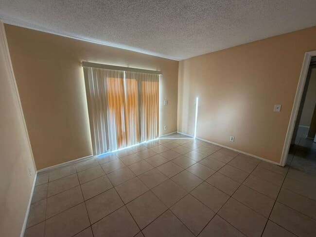Foto del edificio - Charming 1 Bedroom / 1 Bathroom Apartment for Rent – Coral Springs