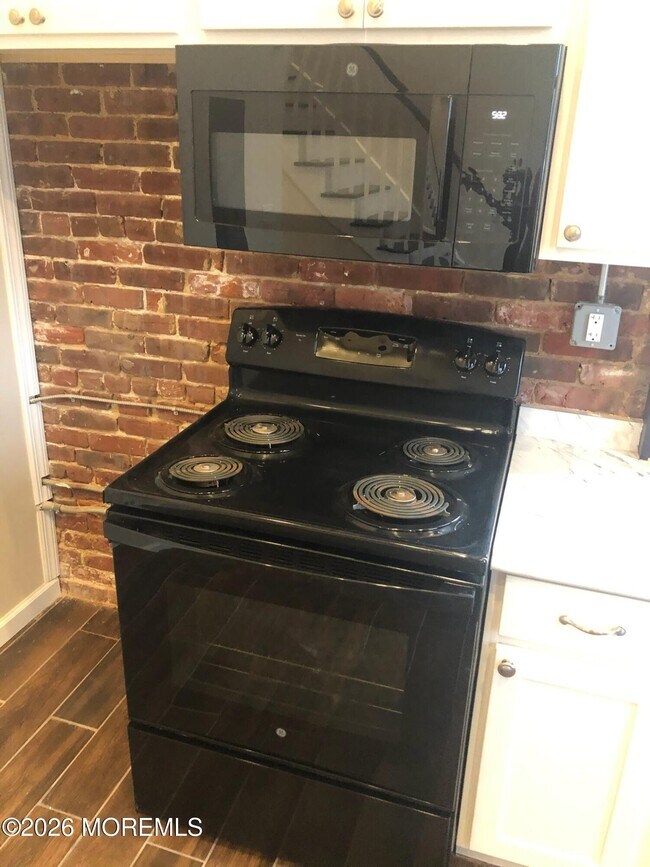 Foto del edificio - 36 W Front St