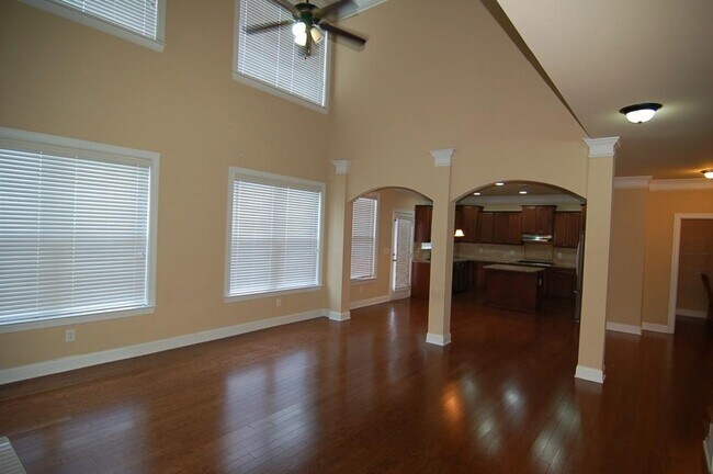 Building Photo - 2145 Manor View