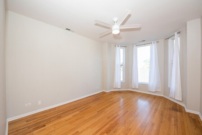 Building Photo - 716 N Throop St