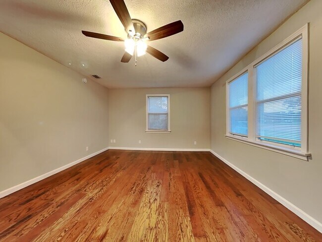 Building Photo - Base rent $1,321.00 Plus $29.00 RBP Total ...