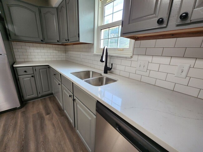 Foto del edificio - Spacious 4-Bedroom, 2.5-Bathroom Home AVAI...
