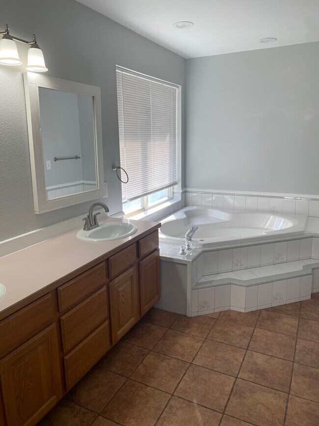 Building Photo - Beautiful Home in The Cove West Community