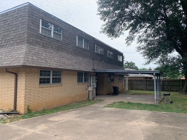 Building Photo - 1312 Mesa Dr