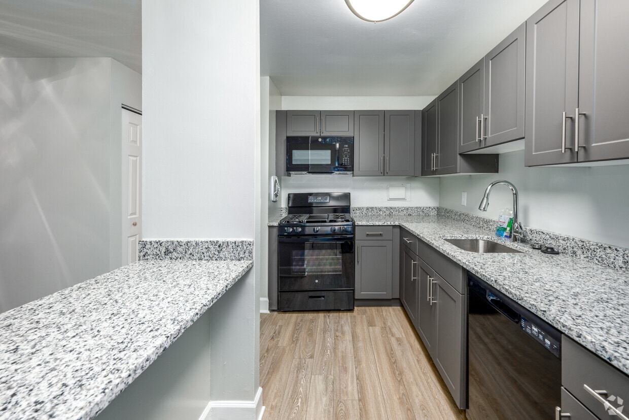 Primary Photo - Hewitt Gardens Apartments