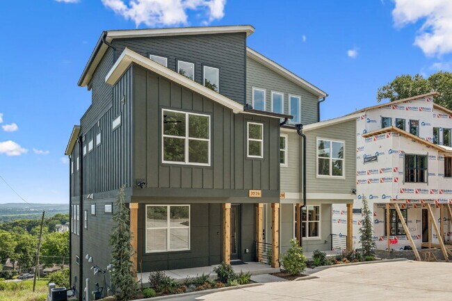 Foto del edificio - "Spacious 4-Bed, 4-Bath Gem in Nashville -...