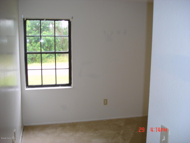 Building Photo - 882 Carnival Rd SE
