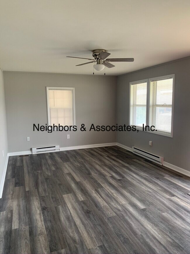 Building Photo - 406 S Elm St