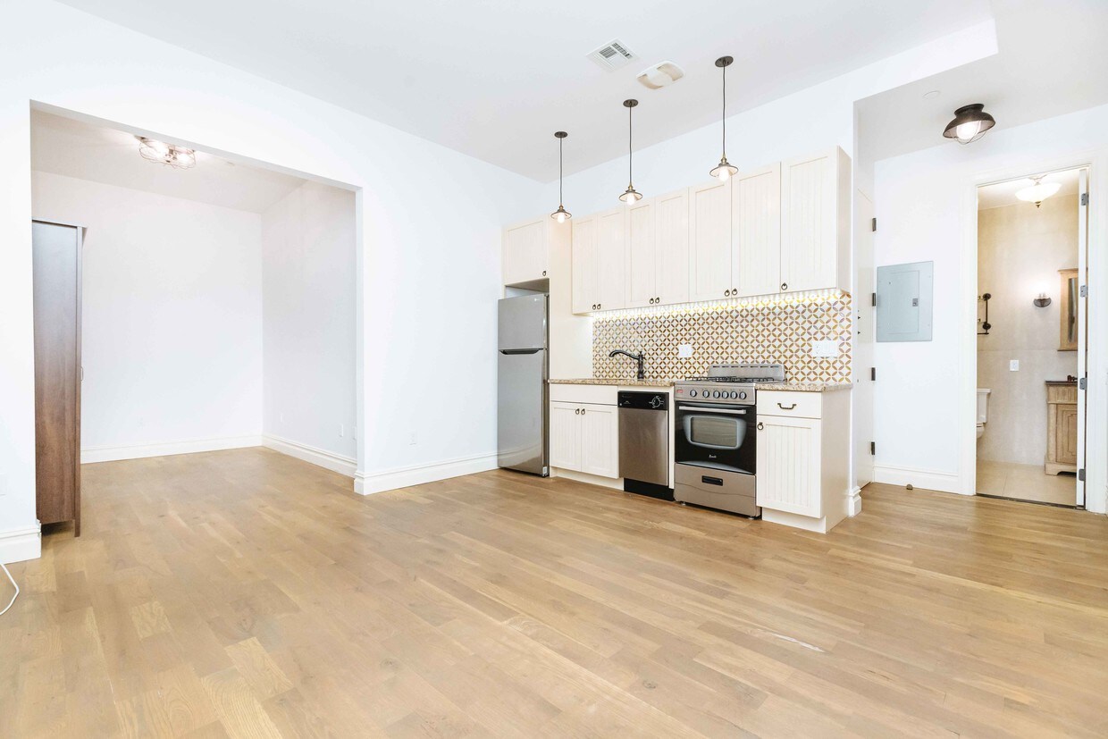Primary Photo - 1355 Myrtle Ave