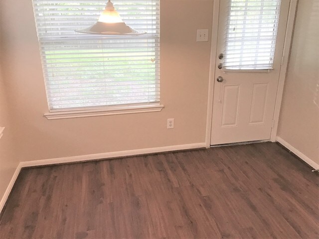 Foto del edificio - 1805 Manor Cir