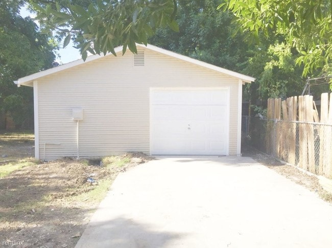 Building Photo - 819 W Lynwood Ave