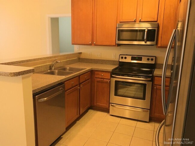 Foto del edificio - 3244 Primrose Ln