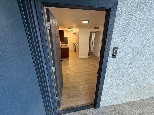 Building Photo - 1 bed 1 bath apartment!