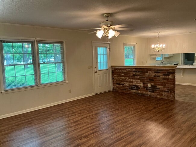 Building Photo - 2504 Mahan Dr