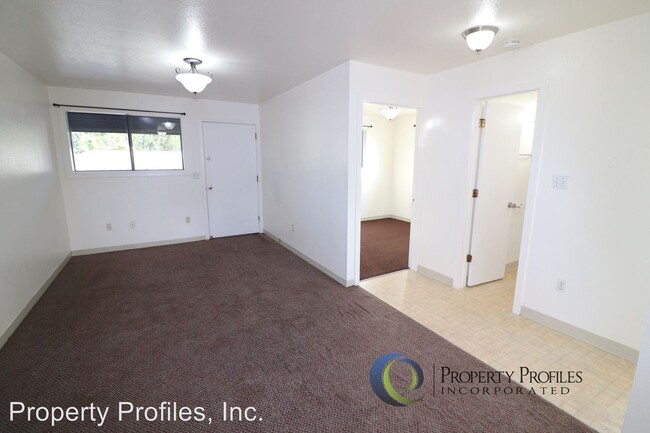 Building Photo - 14 Lakeview Cir