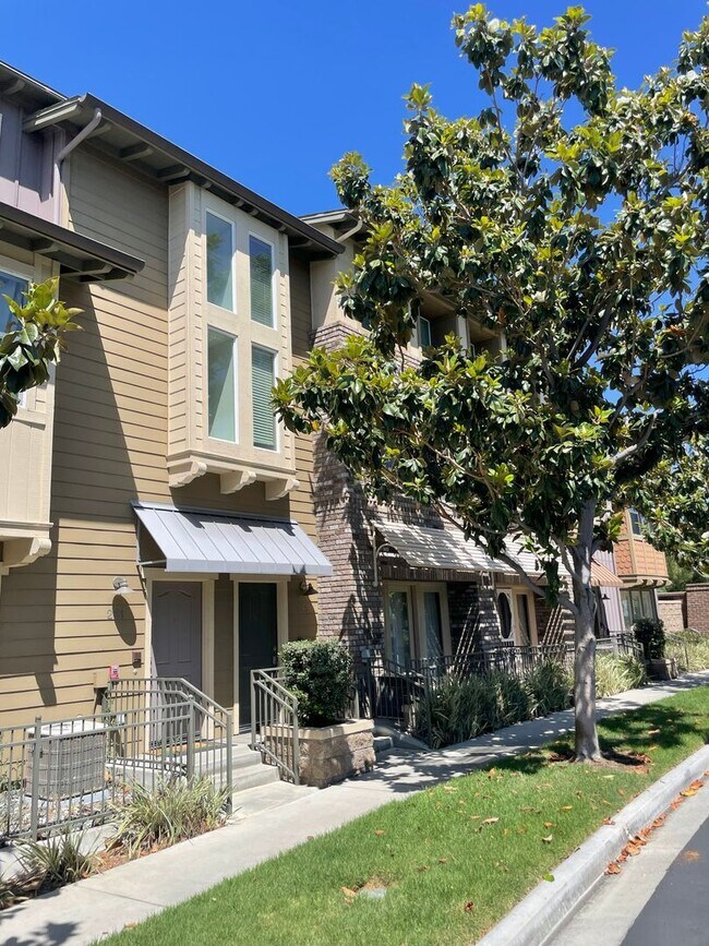 Foto del edificio - 3 Bed + 3.5 Bath + Bonus Room in Tustin Fi...
