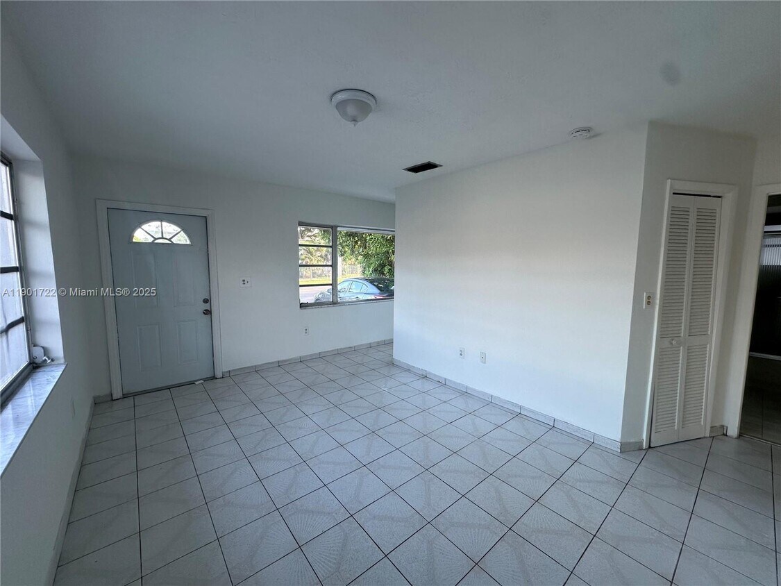 Foto principal - 3608 SW 25th St