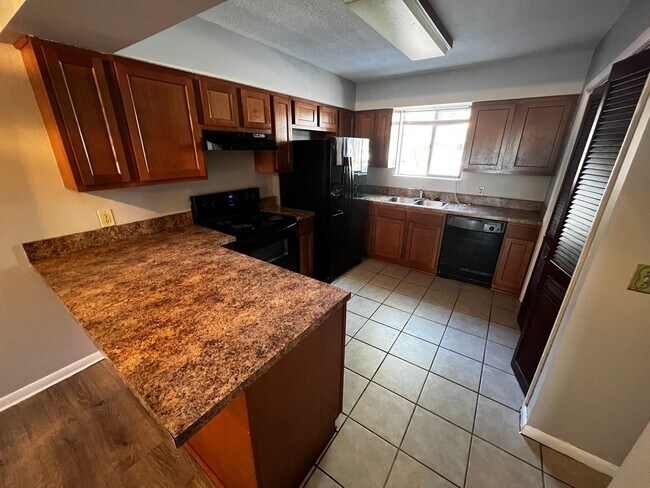 Foto del edificio - Beautiful 2 Bedroom 2.5 Bath - Available Now in Mandarin!