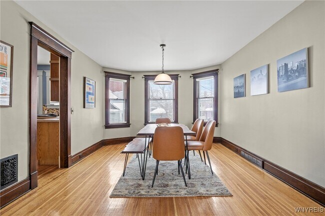 Foto del edificio - 365 W Utica St