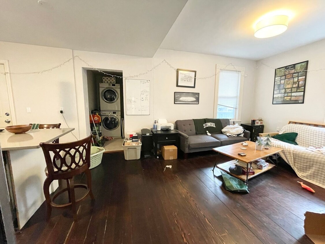 Modern 3 Bed with Private Deck + In-Unit L... - Modern 3 Bed with Private Deck + In-Unit L...