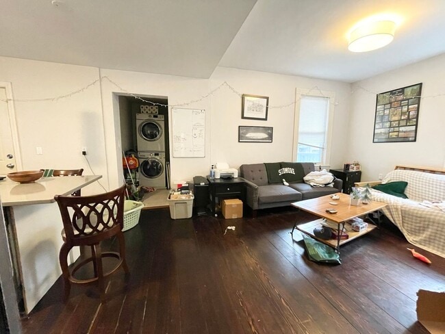 Modern 3 Bed with Private Deck + In-Unit L... - Modern 3 Bed with Private Deck + In-Unit L... Townhome