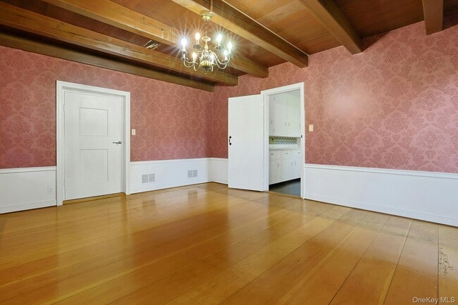 Building Photo - 105 S Greenbush Rd