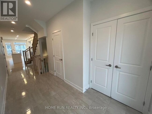 Building Photo - 870 Solarium Ave