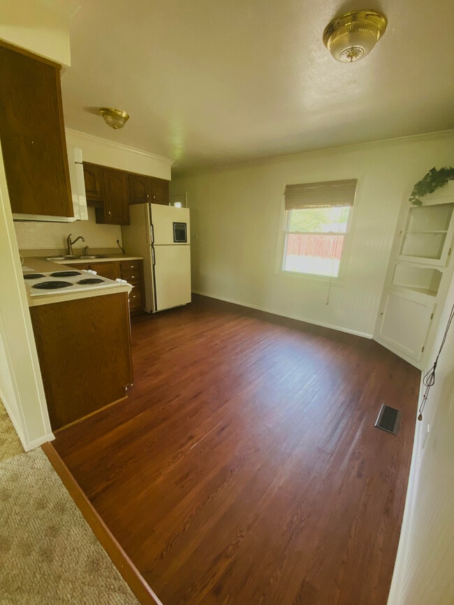 Cocina - 2905 S Chippewa Ln