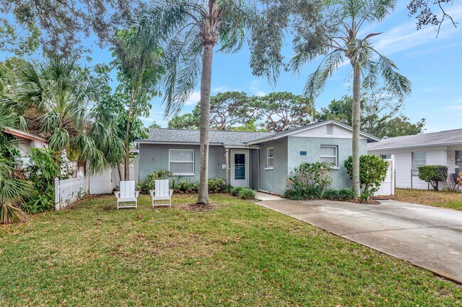 Foto del edificio - 3 BEDROOM 2 BATHROOM POOL HOME LOCATED IN ST. PETERSBURG