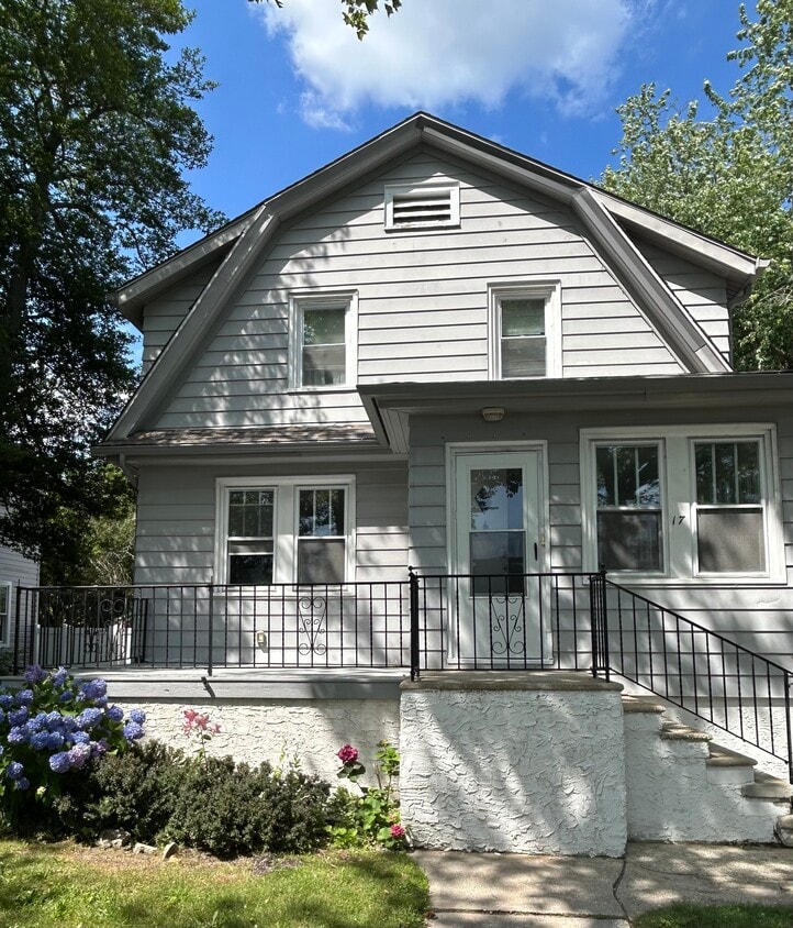 Primary Photo - 17 E Meyran Ave
