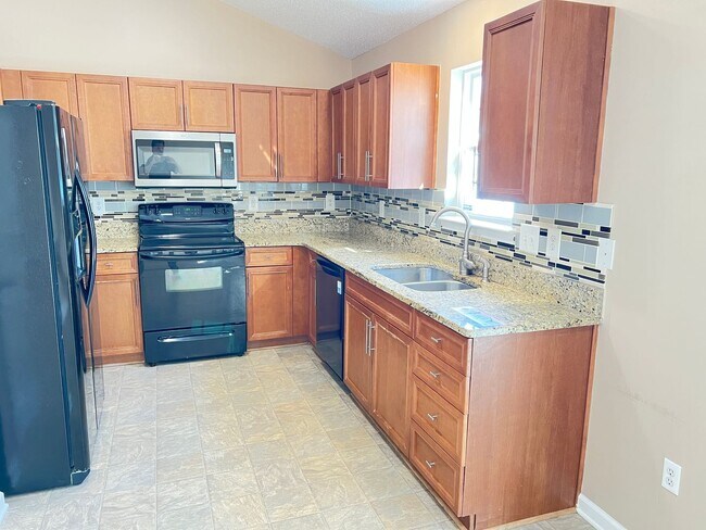 Foto del edificio - In ground POOL! This three-bedroom home near Hwy. 31 and Hwy. 544 is Available NOW!