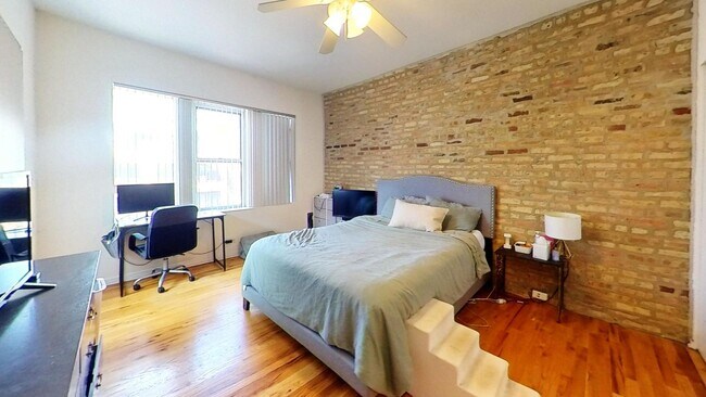 Foto del edificio - 1307 W Addison St
