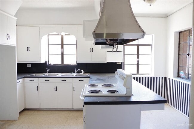 Building Photo - 302 E Sam Houston Blvd