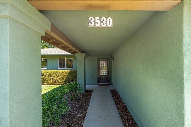 Building Photo - 3530 White Cliff Cir