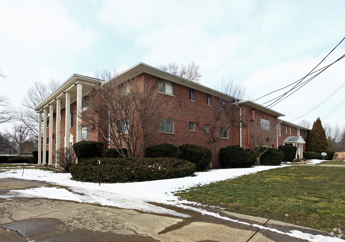 Dellwood Apartments in Westlake, OH