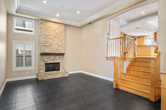 Foto del edificio - Spacious detached townhome available in So...