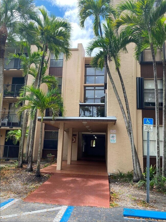 Foto del edificio - 14201 N Kendall Dr