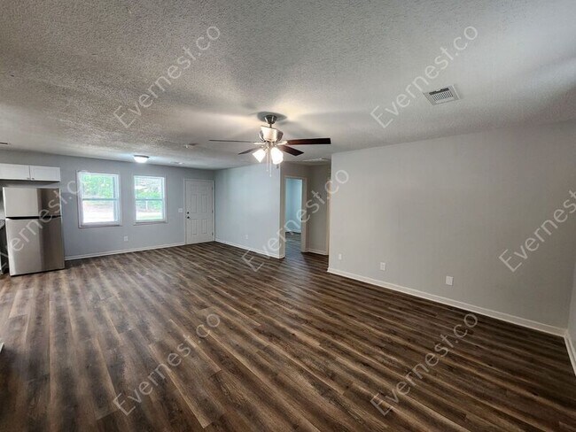 Foto del edificio - 725 W Creek Cir