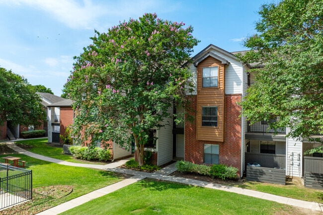 Building Photo - Clarewood Apartments