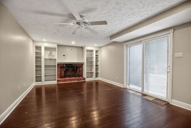 Foto del edificio - 303 Kimberly Woods Ct