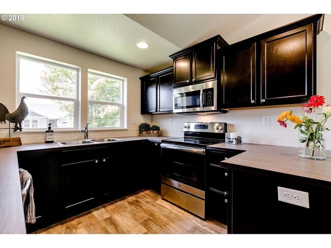 Building Photo - 3BD/2BA Single Level Home located in the d...