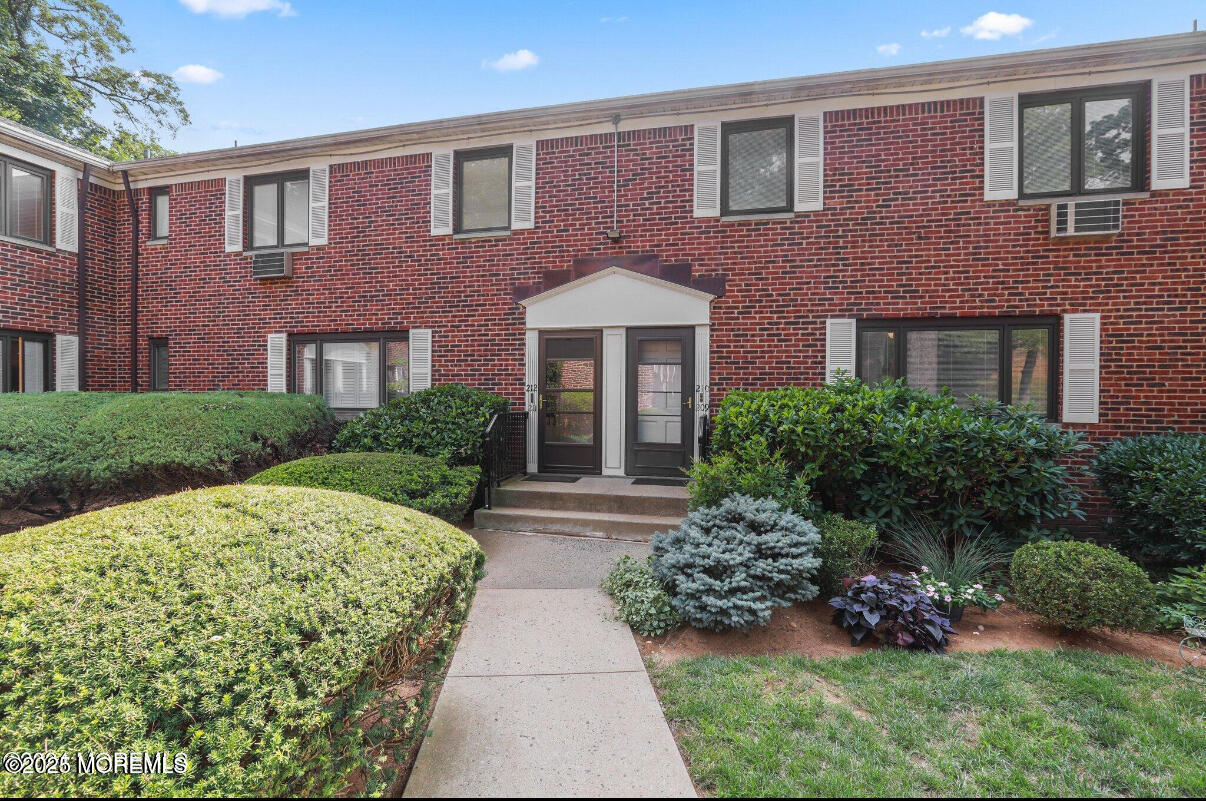 Primary Photo - 209 Manor E
